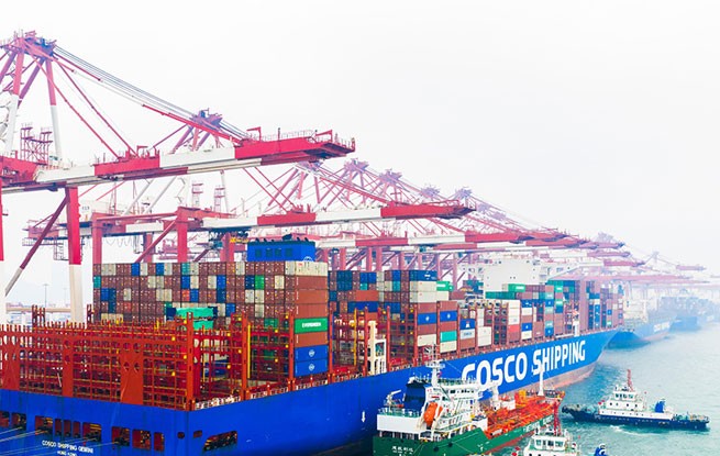 山东港口青岛港完成首批绿色甲醇“船对船”加注