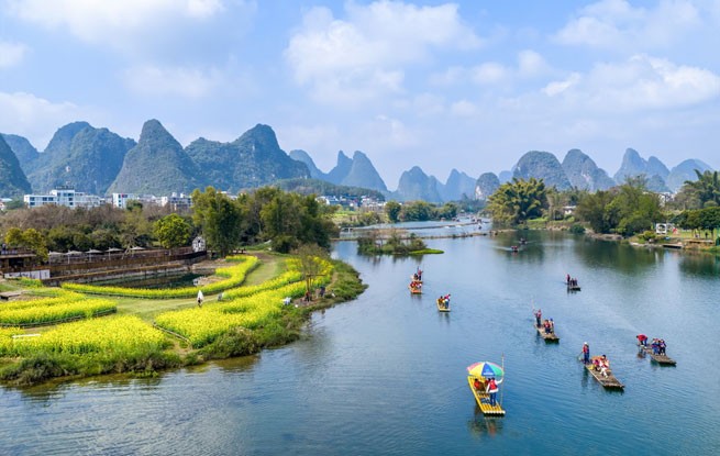 广西阳朔：遇龙河春意盎然引客来