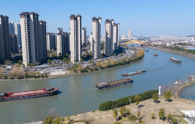 江苏张家港：内河航运繁忙有序