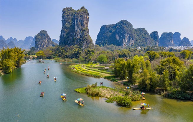 广西阳朔：乘竹筏 赏美景
