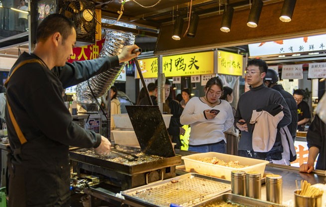 浙江金华：夜市火热引客来