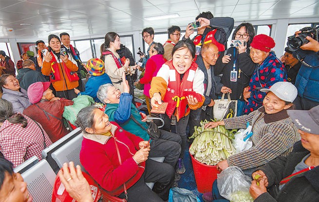 “背篓轮渡”喜换新船