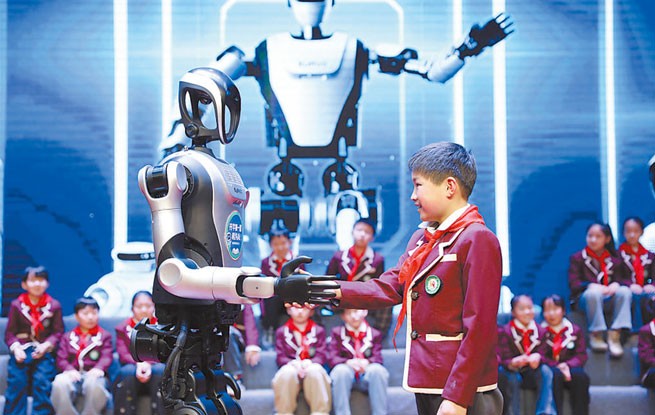 机器人为美好生活赋能（新时代画卷）
