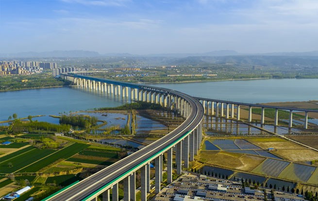 河南三门峡：春染黄河岸