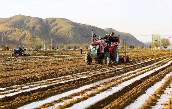 宁夏西吉：旋耕覆膜忙春种