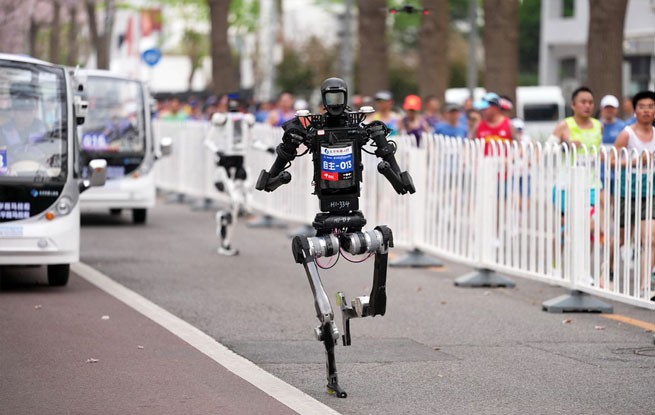 2026北京亦庄半程马拉松暨人形机器人半程马拉松举行