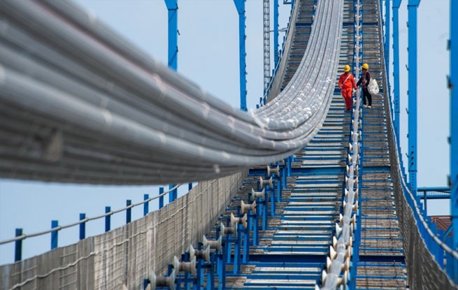 浙江舟山：双屿门特大桥索股架设作业忙