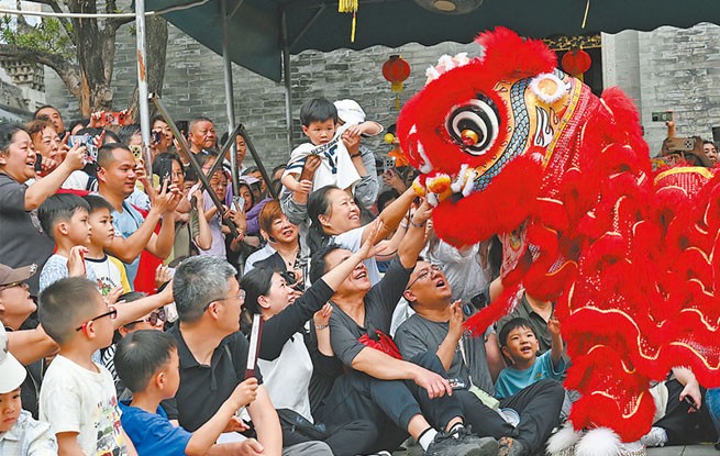 消费向新而行 市场活力更足（新时代画卷）