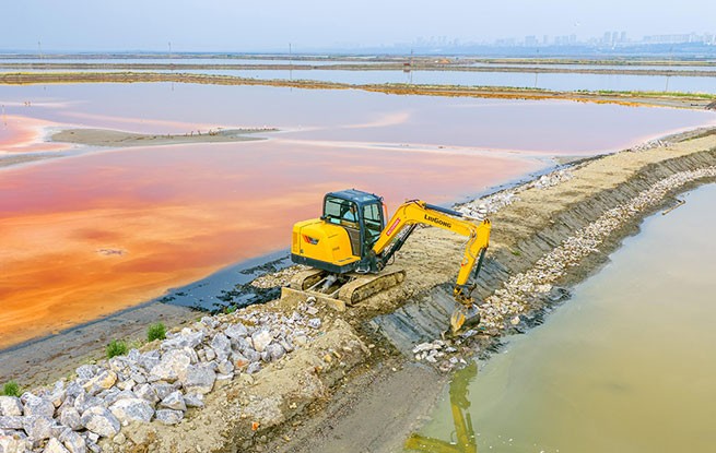 山西运城：盐湖堤埝加固施工忙