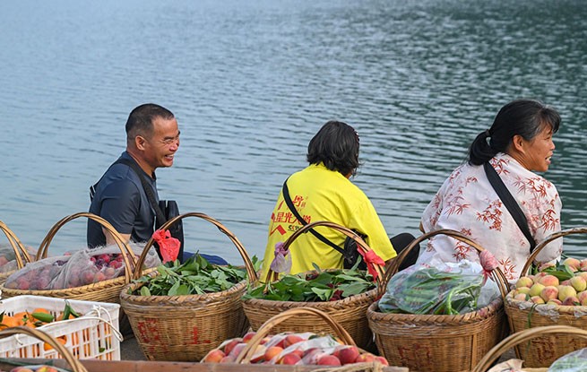 湖南资兴：东江湖“水果班船”助果农增收
