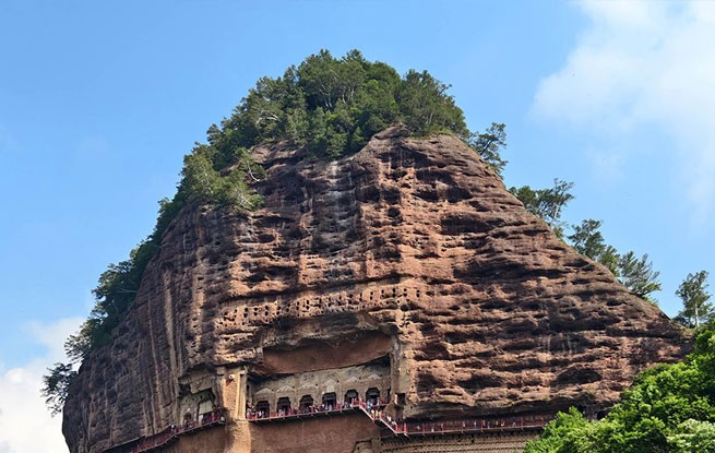 甘肃天水：麦积山石窟游人如织