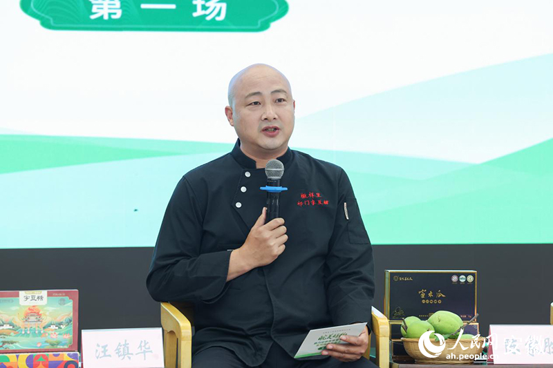 嵌字豆糖制作技艺代表性传承人汪镇华推介祁门嵌字豆糖。人民网记者 张俊摄