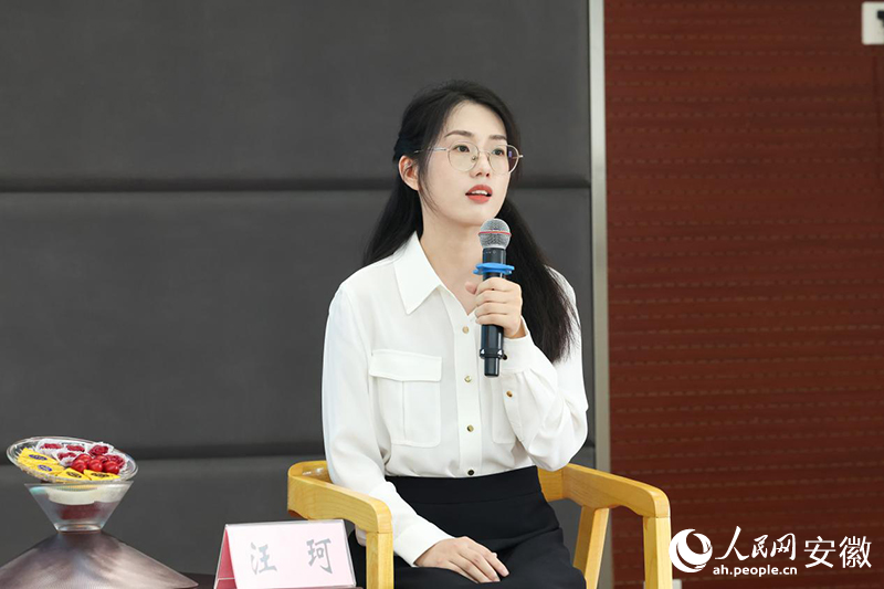 霍邱县农业农村局工作人员汪珂推介“霍邱鹅肥肝”。人民网记者 张俊摄