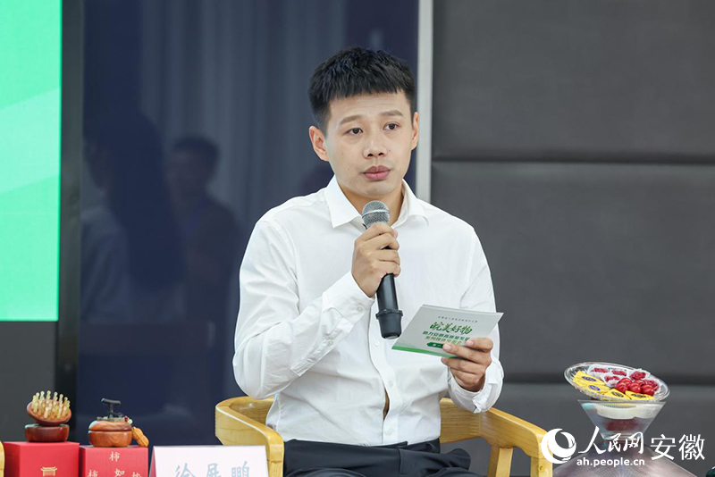 “和美乡村直播间”主播徐展鹏推介泾县柿柿如意梳。人民网记者 张俊摄