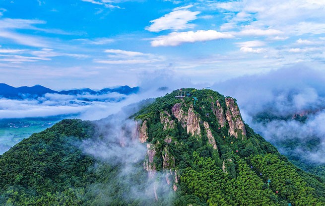 安徽芜湖：云海绕山峦 风景美如画