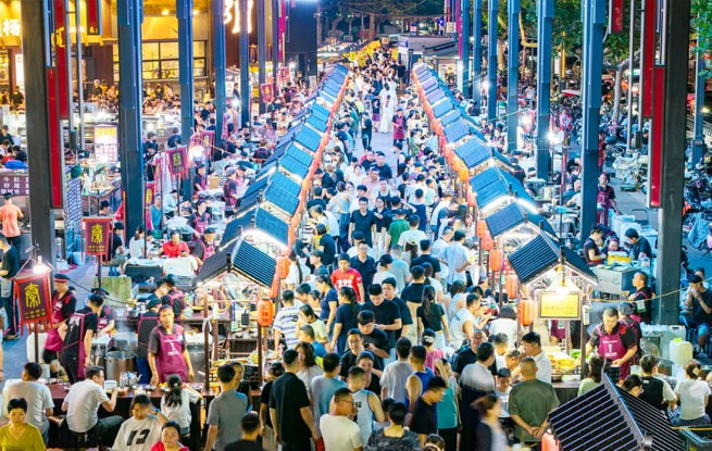 陕西咸阳：夜市热闹非凡