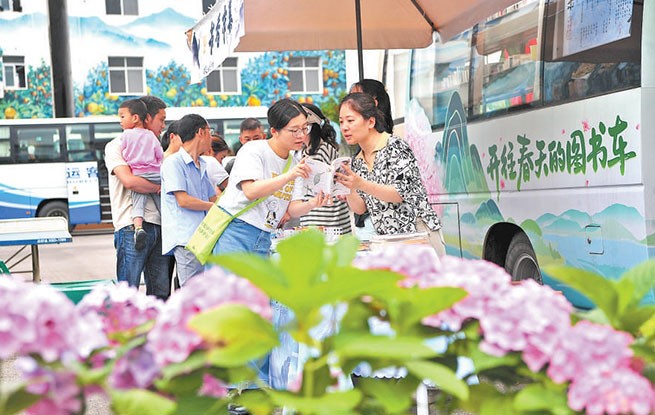 推动党的创新理论在广袤乡村落地生根（新时代画卷·文明乡风）