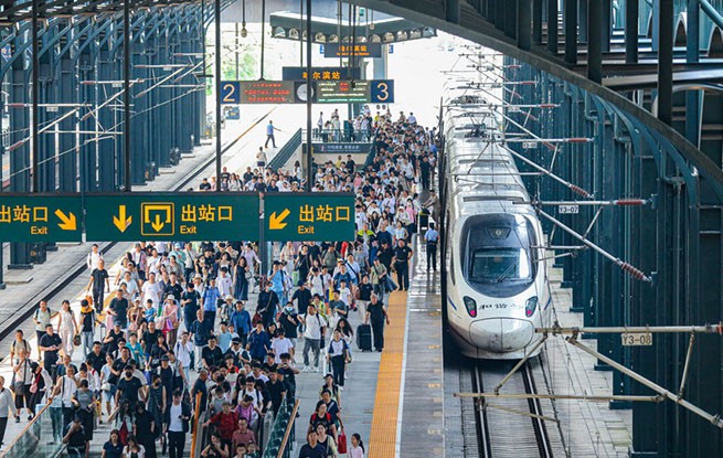 黑龙江哈尔滨：铁路迎来暑运客流高峰