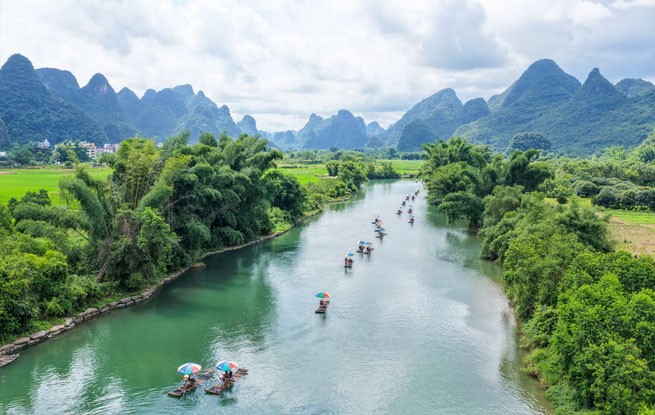 广西阳朔：乐游山水间