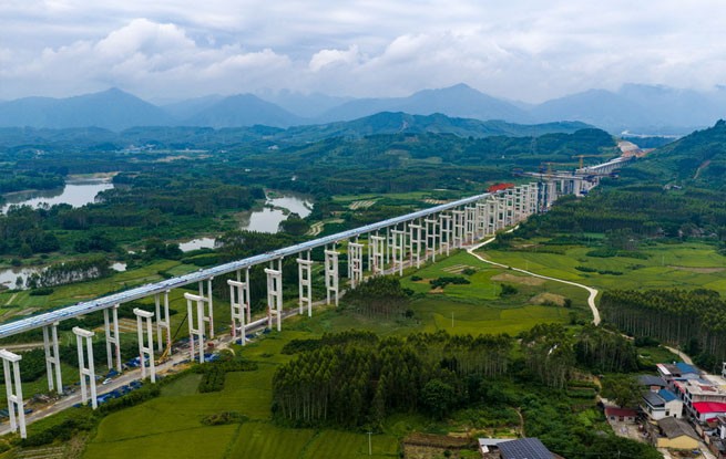 桂林外环高速洛清江特大桥建设如火如荼
