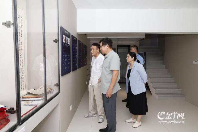 嘉宾参观独立思考文化馆 嘉宾参观独立思考文化馆