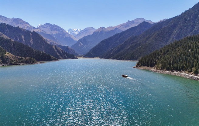 天山天池碧水迎客