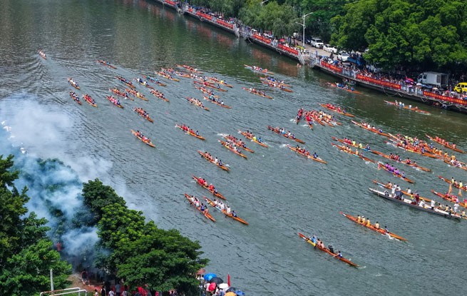 广东佛山：西樵五人龙舟锦标赛激情开桨
