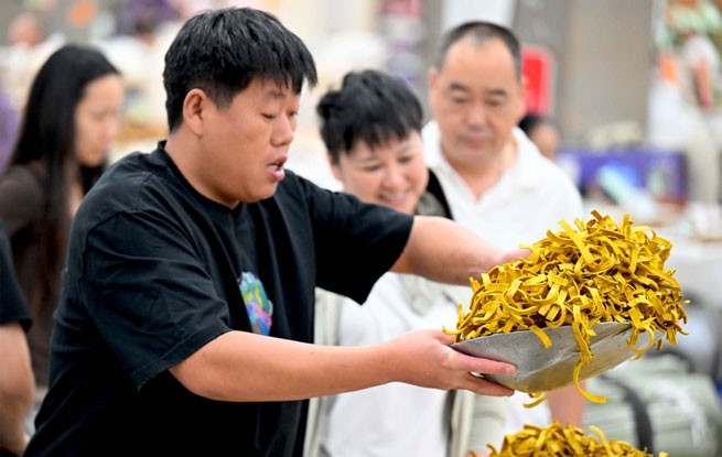安徽亳州：药材市场交易忙