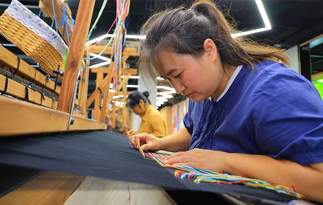 湖南张家界：制作土家族织锦产品