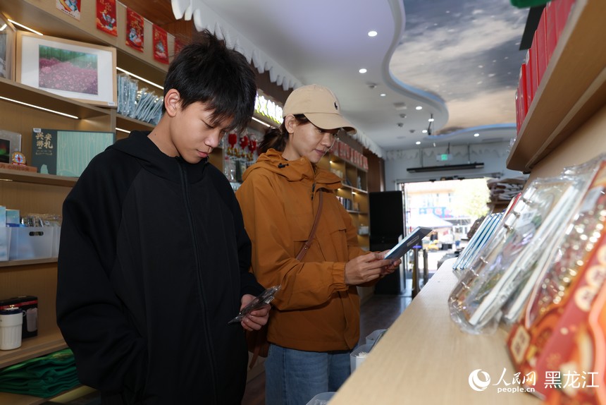 游客们正在挑选心仪的文创产品与明信片。人民网记者 张哲鑫摄