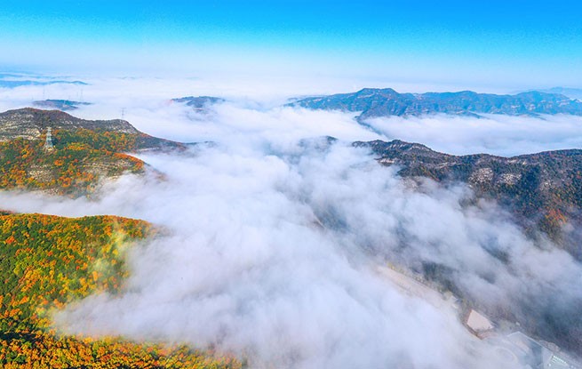 山西左权：云雾绕太行 秋景美如画