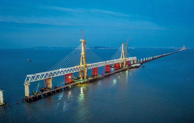 浙江宁波：世界最长跨海铁路桥南航道桥合龙
