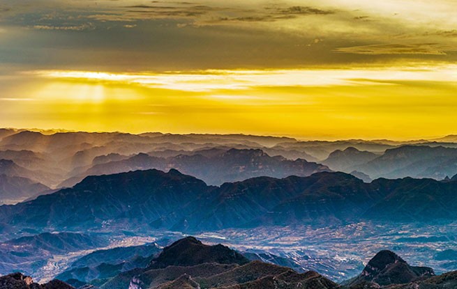 太行晨光染群峰