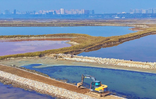 山西运城：堤埝加固 守护盐湖